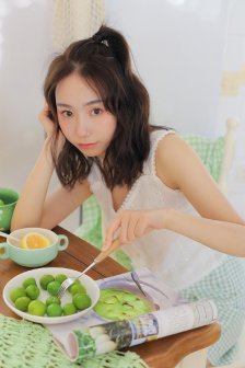 女生裸妆黄色